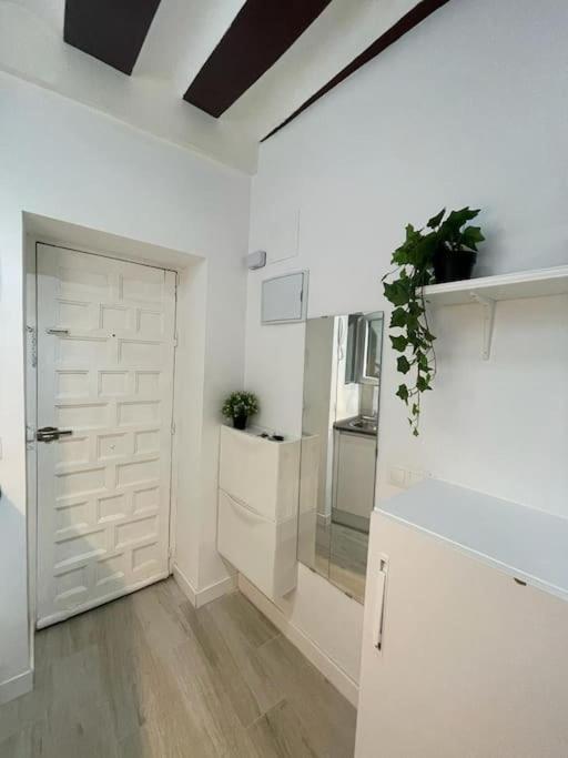 Tesorito, Estudio Individual En Malasana, Bajo Pequeno En Calle Del Tesoro Apartment Madrid Bagian luar foto